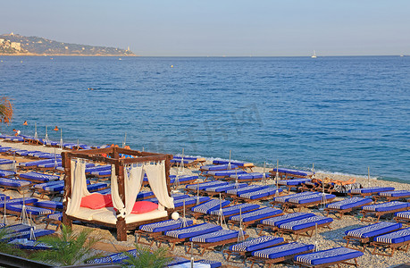 法国尼斯市海滩上有很多躺椅和 VIP。