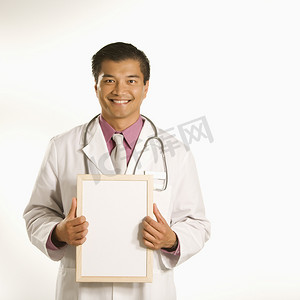 医生举着空白的牌子。