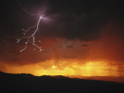 暴雨雷电摄影照片_天空中的闪电。