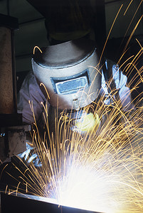 工作时戴防护面罩焊接的焊工