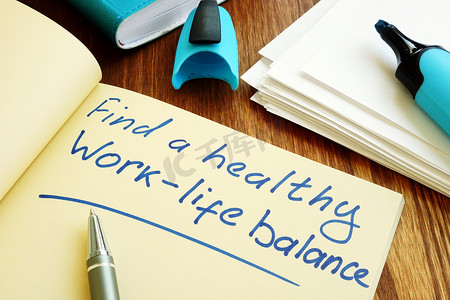 工作与生活平衡摄影照片_找到一个健康的工作与生活平衡动机标志。