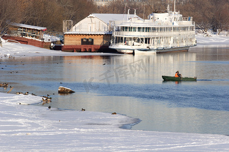 冬季景观与绿色的小船