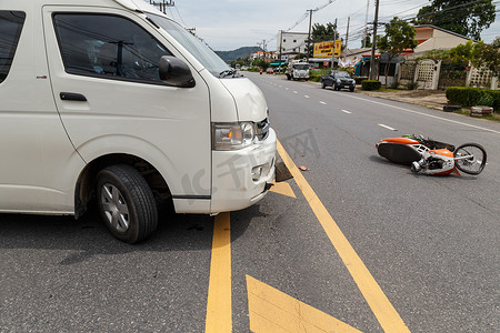 摩托车事故摄影照片_泰国普吉岛-11 月 3 日： 货车在道路上发生事故和 cra