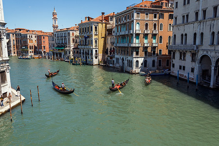 意大利，威尼斯-2012 年 7 月-2012 年 7 月 16 日在威尼斯的大运河上有很多交通。