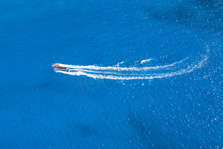 蓝色大海中的小船