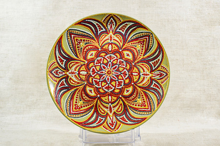 用手画的装饰陶瓷盘。