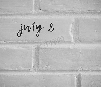 7 月 8 日写在白砖墙上
