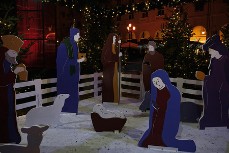 耶稣圣诞摄影照片_塞萨洛尼基，希腊 装饰有婴儿床的亚里士多德圣诞广场。