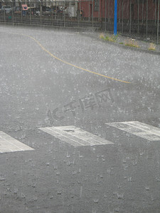 街上下着大雨