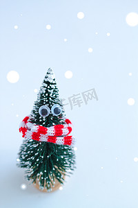 带针织红白围巾的圣诞树玩具