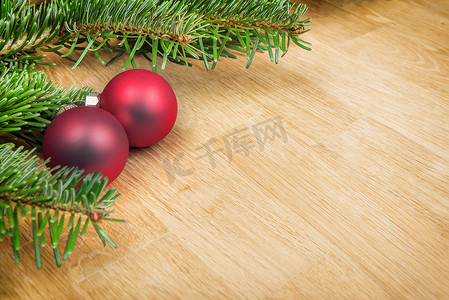 矢量树枝摄影照片_有圣诞装饰的树枝