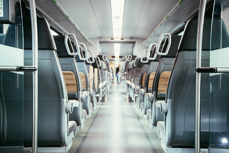 公共交通列车的内部，空座位