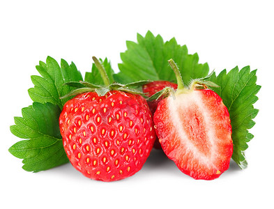 美丽成熟的红色新鲜开胃草莓与叶子。