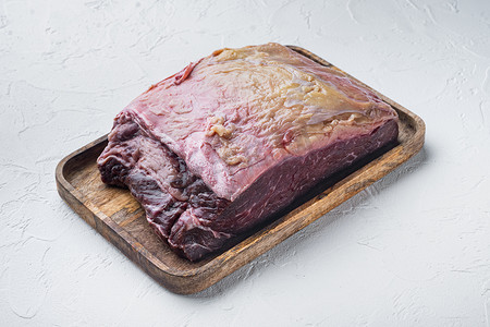 上腰肉，新鲜有机牛肉切块，白色背景