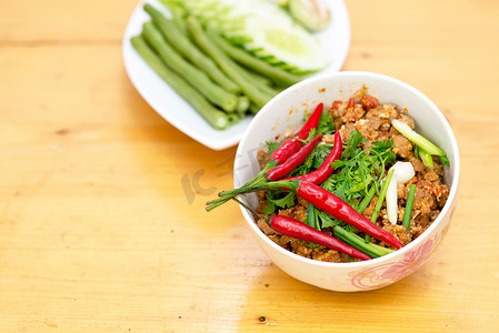 北方食物摄影照片_泰国食物开胃菜、Nam Prik Aong、泰国北部样式猪肉和