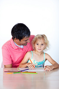 可爱的小女孩和父亲一起画画