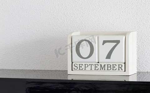 白色块日历当前日期为 7 月和 9 月