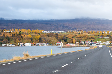 阿库雷里北部最大的城市在冰岛路堤穿越峡湾