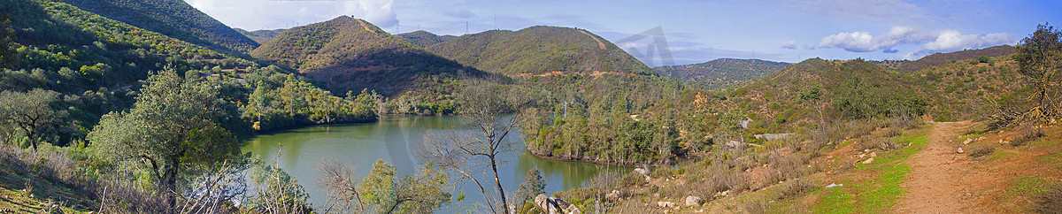 开阔风景摄影照片_开阔的湖景、青山和森林。