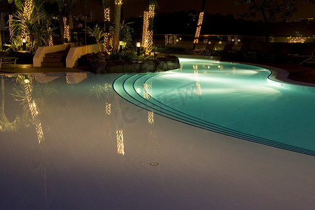 泳池晚上摄影照片_晚上的游泳池