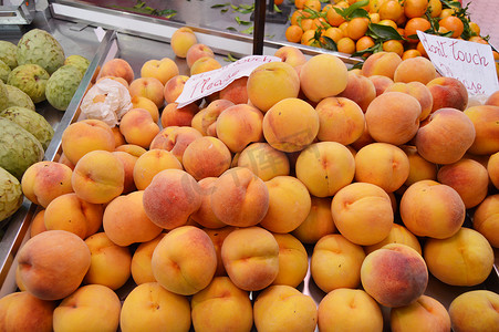 新鲜便宜摄影照片_杂货市场柜台上有各种各样的新鲜热带水果