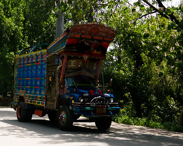 巴基斯坦喀喇昆仑公路上的装饰卡车