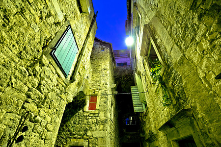 split摄影照片_Street od Old Split 石头建筑夜景