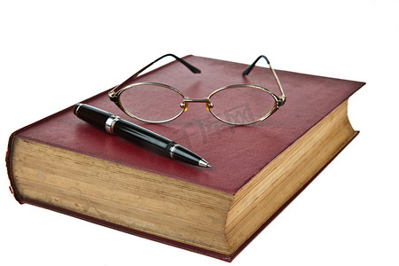 带眼镜摄影照片_带眼镜和钢笔的旧书在白色背景下被隔离