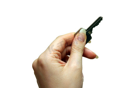 女孩的手拿着一把钥匙，上面白色隔离。