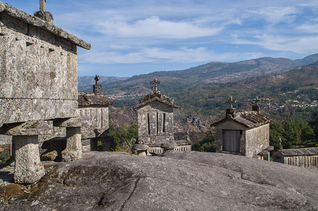 百年好合文字摄影照片_葡萄牙北部 Soajo 附近古老的典型花岗岩粮仓。