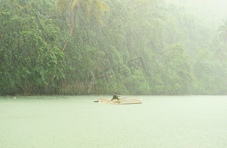 河上的热带雨