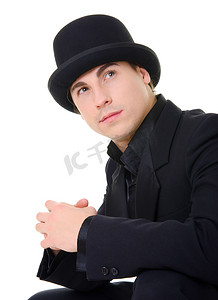 黑色朴素西装和帽子的男人