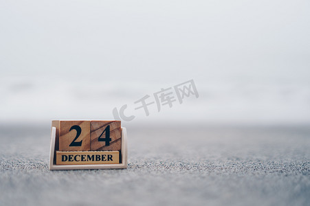 木砖块显示 12 月 24 日或圣诞节的日期和月历。
