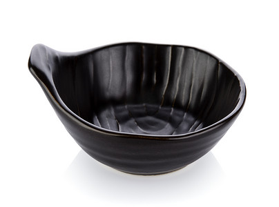 美丽的形状陶瓷黑色碗隔离在白色背景