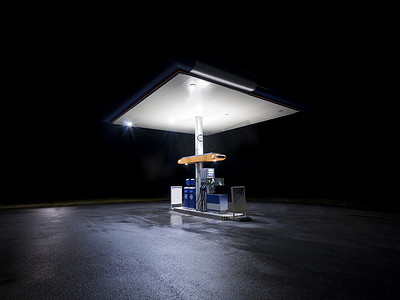 加油站小汽车摄影照片_加油站在晚上