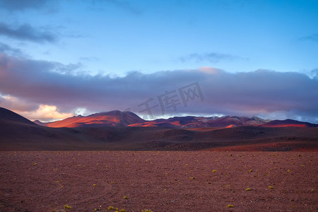 玻利维亚南利佩兹保护区高原山脉的日落