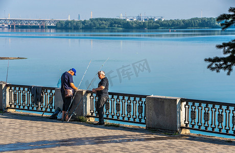 乌克兰第聂伯河堤岸上的渔民
