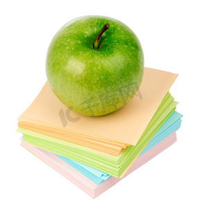 纸类。丰富多彩的摄影照片_一堆贴纸上的新鲜青苹果