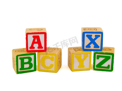 孩子成长摄影照片_在白色背景 ABC 和 XYZ 上隔离的字母块