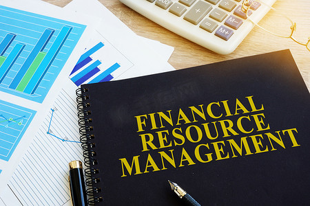 办公桌上的 FRM 财务资源管理报告。
