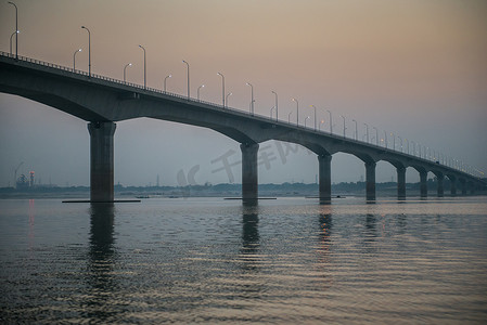 日落时孟加拉国最长的电缆桥。