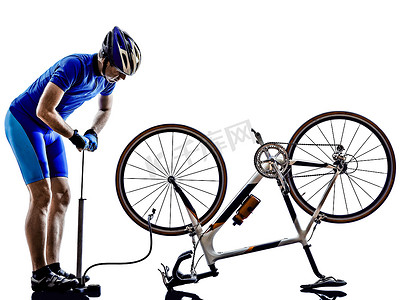 骑自行车的人修理自行车剪影