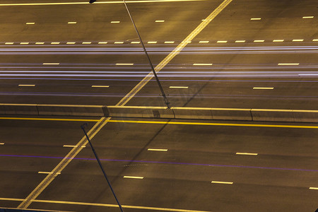 街道夜灯，夜间在路上的光迹