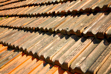 意大利旧屋顶对角线的线条和质感