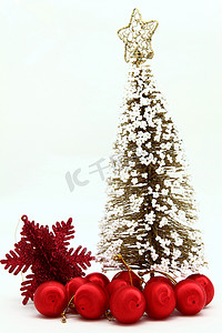 孤立的圣诞松树与红球装饰和 snowf