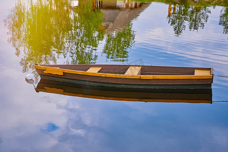 河上的木船