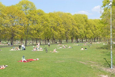 斯堪的纳维亚生活方式 — 人们在公园里休闲
