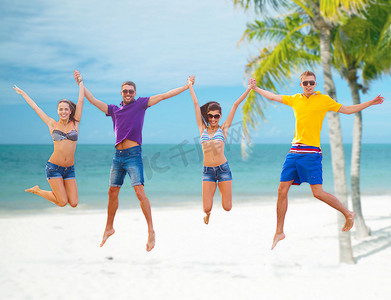一群朋友或情侣在沙滩上跳跃