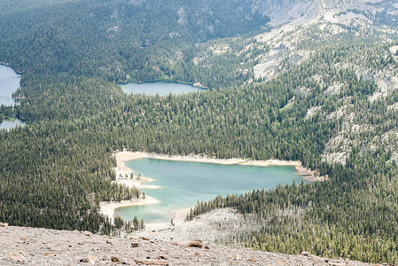 猛犸摄影照片_从加利福尼亚州猛犸山的山顶俯视山谷，那里有玛米湖、玛丽湖、乔治湖和马蹄湖