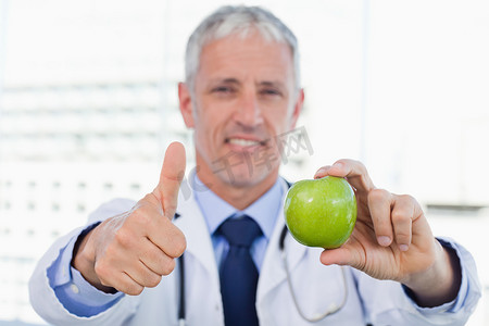 医生竖起大拇指展示苹果